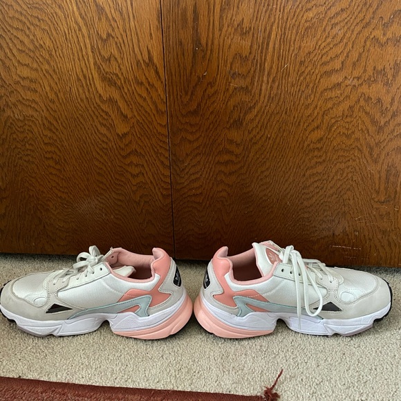 LIKE NEW Adidas sneakers - Picture 4 of 8